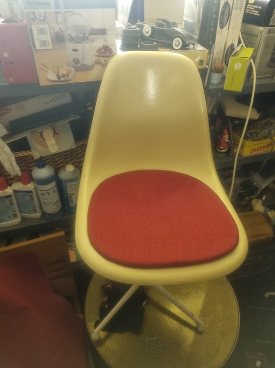 Image 1 of Sedia laterale originale Herman Miller Eames in fibra di vetro, vintage