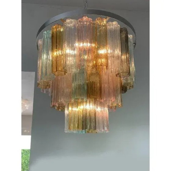 Image 1 of Coppia scultorea di lampadari contemporanei in vetro di Murano multicolore a forma di baule.