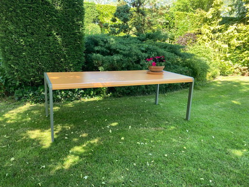 Mesa de comedor de madera