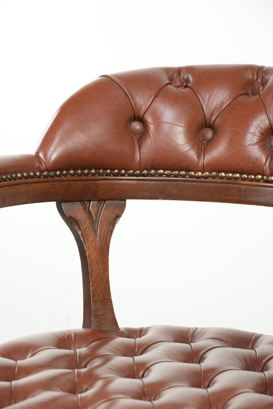 Image 1 of Draaibare rundleren Engelse stijl chesterfield bureaustoel in een mooie bruine kleur