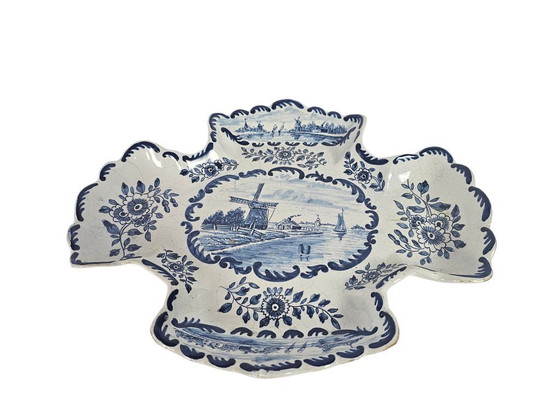 Image 1 of Delfts Blauw  - 'lektas' - geaccoleerde randen en versierd met blauw op wit decor van landschappen en bloemen - 19e eeuw