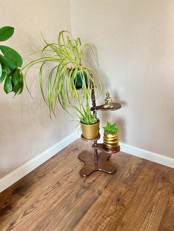 Image 1 of Mid Century Porte-fleurs en noyer, fabriqué à la main en Allemagne dans les années 1960 bon état vintage, tabouret pour fleurs