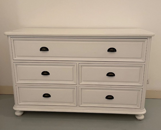 Image 1 of Set aus zwei großen Old Basics-Kleiderschränken und passender Kommode – Weißes Massivholz