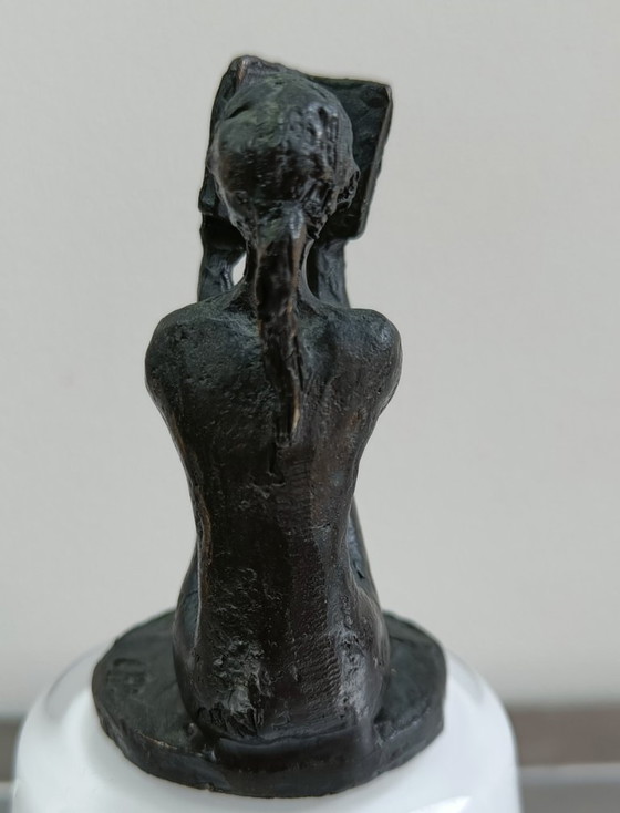 Image 1 of Una scultura che legge la ragazza - Corry Ammerlaan - van Niekerk.