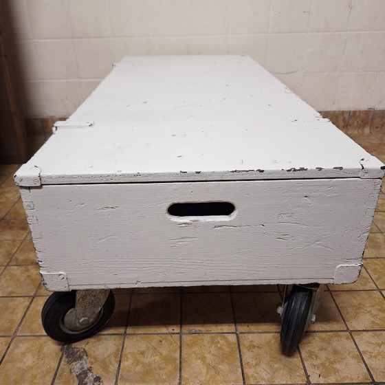 Image 1 of Weiße Holzkiste auf Rädern