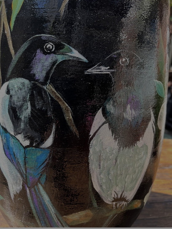 Image 1 of Handbemalte Vase 'Magpies'.
