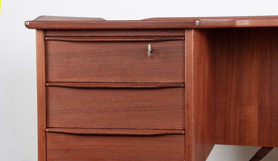 Image 1 of Scrivania danese a forma di "boomerang" in teak e ottone, disegnata da Peter Lovig Nielsen nel 1968.