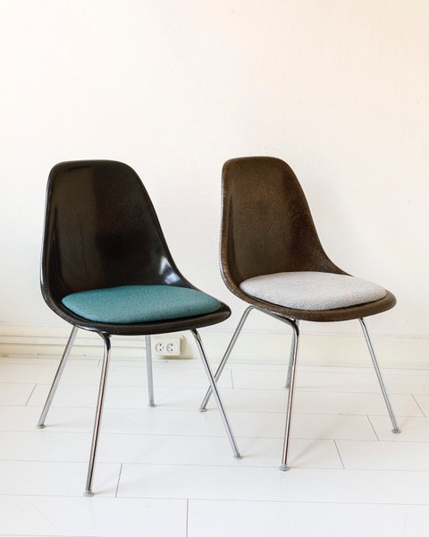 Image 1 of Set van twee Eames kuipjes/ eetkamerstoelen