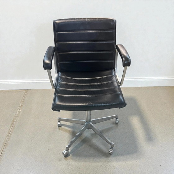 Chaise de bureau vintage Drabert Confer en cuir noir | Chaise pivotante Mid Century Modern Space Age | (photo 3 of 14)