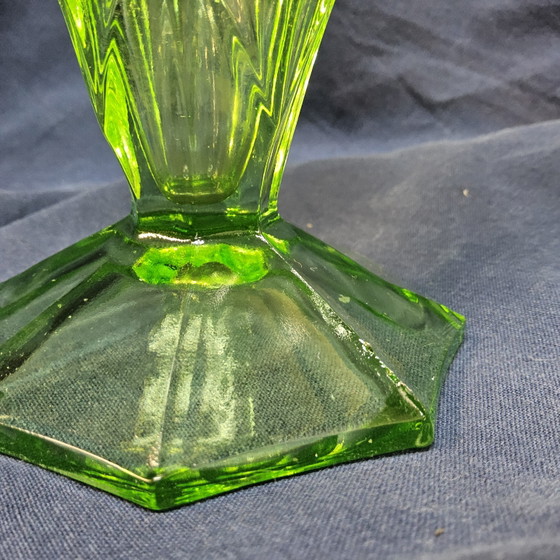 Vase Antique Art Déco Bohémien en Uranium / Verre Géométrique Effilé (Verre de Bohème) – Glass (photo 14 of 15)