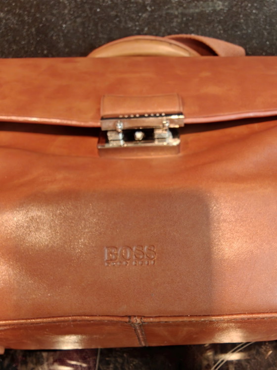 Image 1 of Echte HUGO BOSS bruin leren messengerbag met klep aan de voorkant,