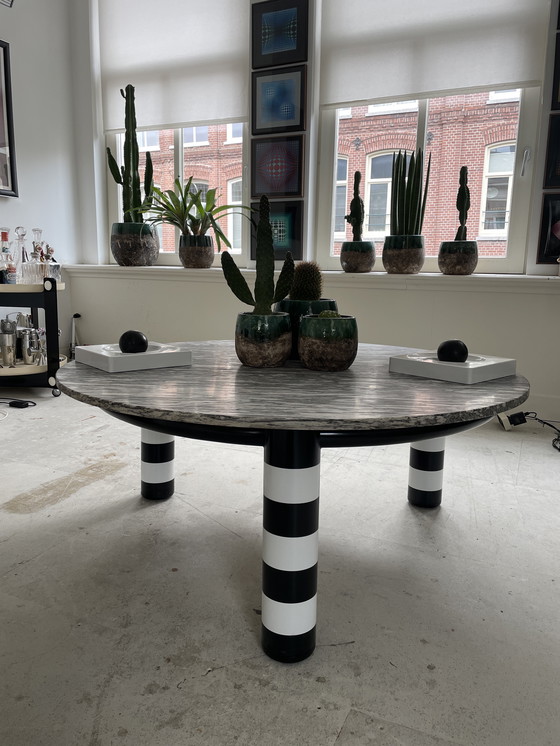 Image 1 of Table basse postmoderne