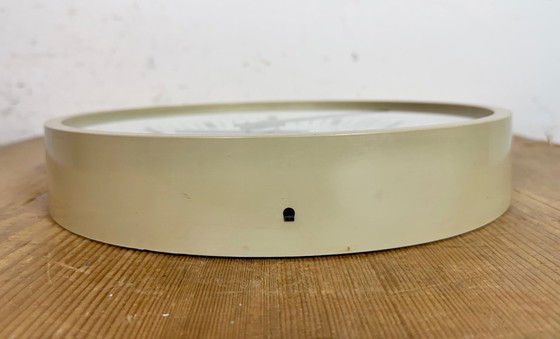 Image 1 of Industriële beige bakelieten wandklok van Pragotron, jaren 70