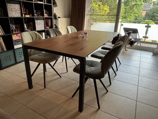 1x Table Mobitec Float + 6x (ou en option 8x) chaises Mobitec Mood)