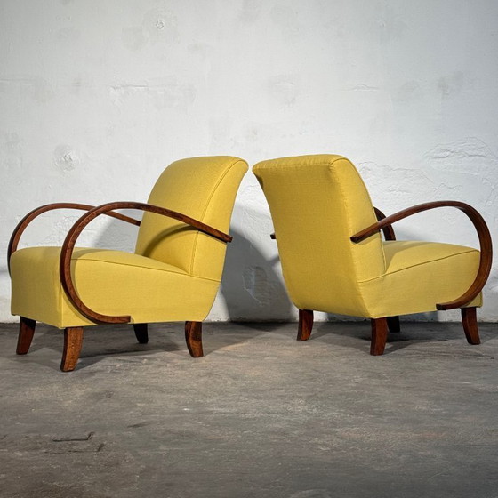 Image 1 of Een paar Halabala H-410 fauteuils, volledig gerestaureerd, jaren 30.