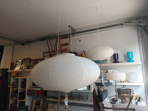 Lampe suspendue en papier de riz.  En bon état. Deux pièces. Le prix est par pièce.
