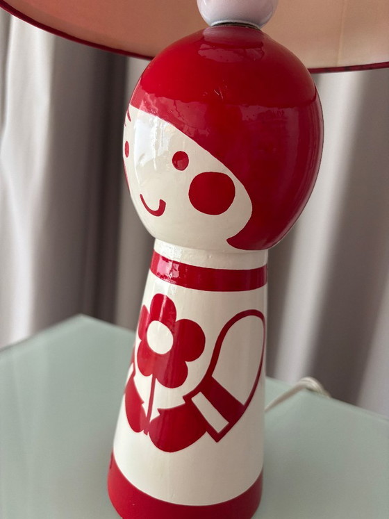 Tischlampe mit puppenförmigem Sockel, Rot und Weiß, Tischlampen, Holz, Stoff, Vintage (Foto 11 von 12)