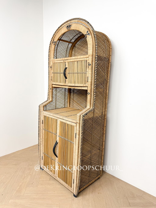 Bibliothèque-armoire vintage bohème en rotin et osier, à arc.