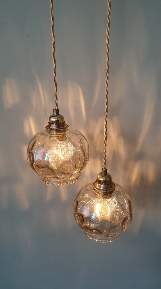 Set vintage di lampade a sospensione color ambra con vetro testurizzato – Metal (photo 12 of 16)