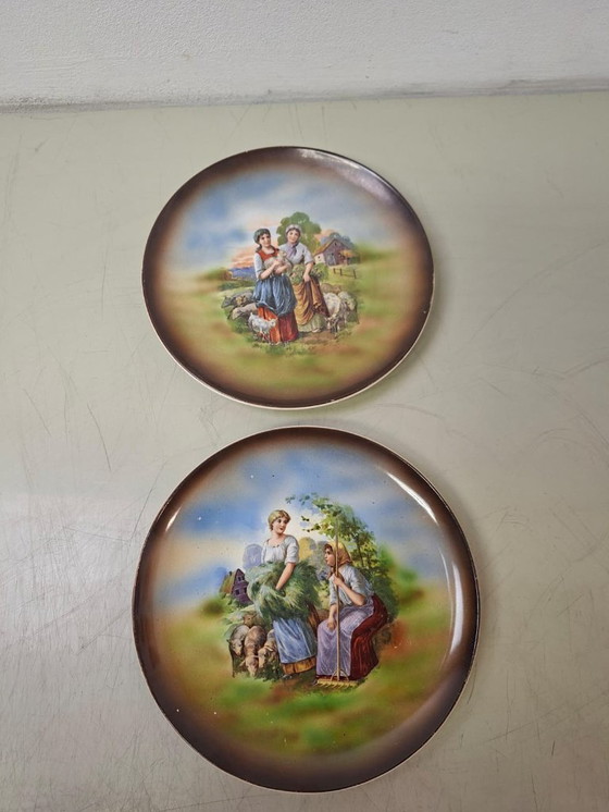Image 1 of Due piatti da parete in ceramica con scena di fattoria