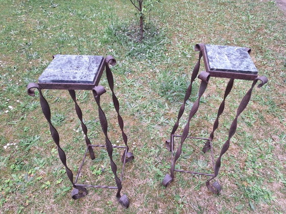 Image 1 of Coppia di colonne brutaliste in ferro battuto e marmo venato, anni '60