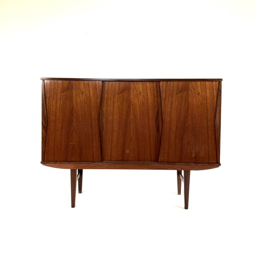 Aparador alto vintage de teca, Dinamarca, años 60