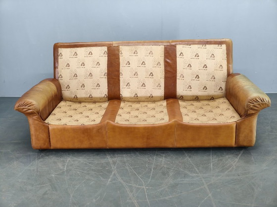 Image 1 of Arcon Italia driezitsbank uit de jaren 70, bekleed met cognacbruin buffelleer.