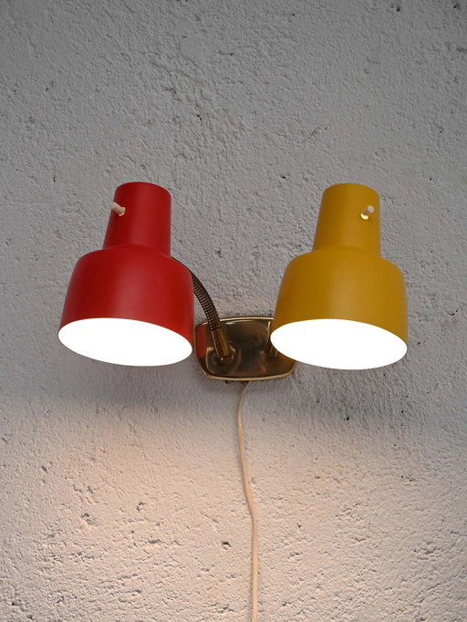 Lampe murale scandinave à deux bras en métal des années 1960
