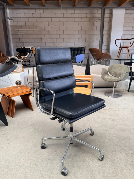 Vitra Eames EA219, Charles e Ray Eames – Sedie da ufficio, Pelle, Alluminio (photo 2 of 12)