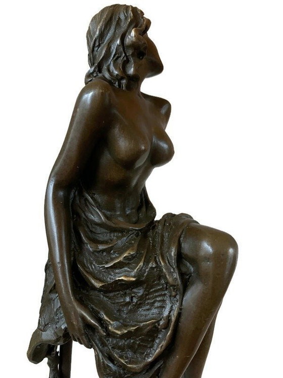 Image 1 of Statue en bronze Femme demi-nue sur tabouret