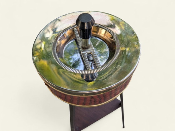 Image 1 of Raro posacenere d'epoca in piedi anni '60/'70 con ripiano in teak e aspetto in pelle di serpente rossa