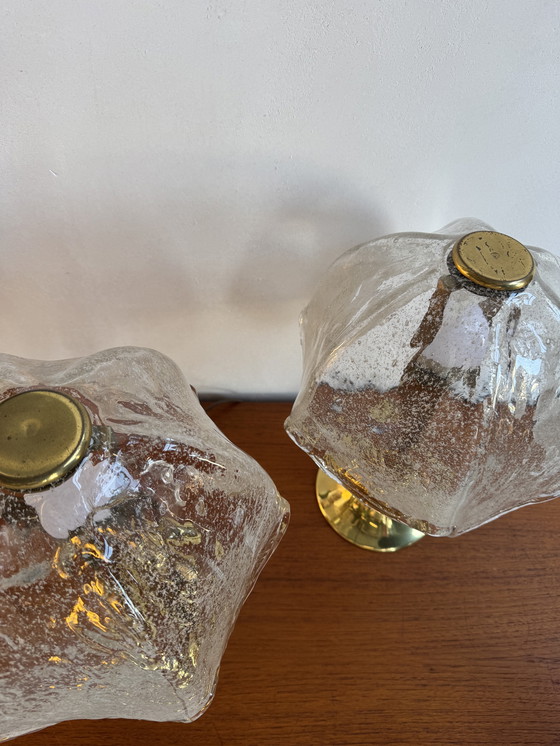 Image 1 of Lampada da tavolo vintage in ottone e vetro ghiacciato: eleganza di metà secolo