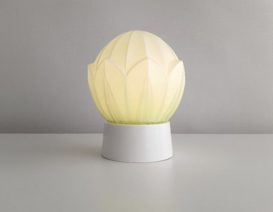 Image 1 of 1 van 2 mintgroene glazen plafondlampen van Thabur in Den Haag, medium variant, art deco lamp glazen bol; NOG 2 BESCHIKBAAR