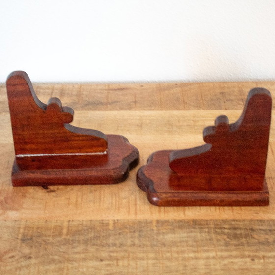 Image 1 of Vintage handgemaakte houten decoratieve boekensteunen