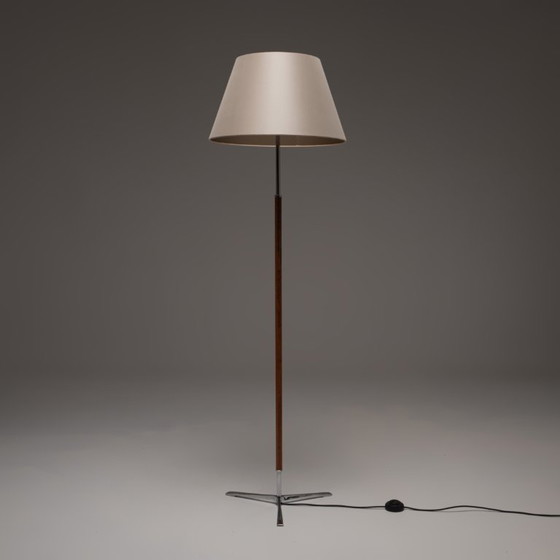 Image 1 of Vloerlamp van chroom en teakhout met zijden kap.