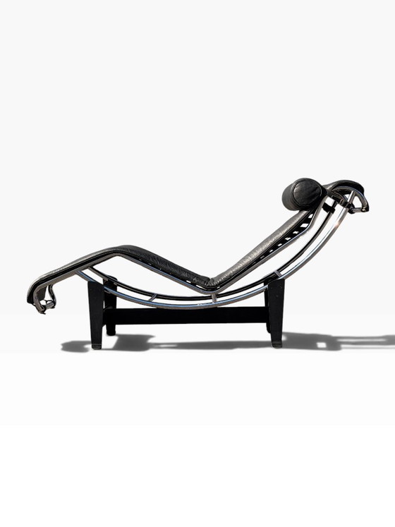 LC4 Chaise longue by Le Corbusier for Cassina, black leather and chrome steel, Design (photo 2 of 15)