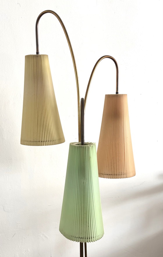 Image 1 of Stehlampe aus den 1950er Jahren, Messing, mit 3 pastellfarbenen Plissee-Schirmen
