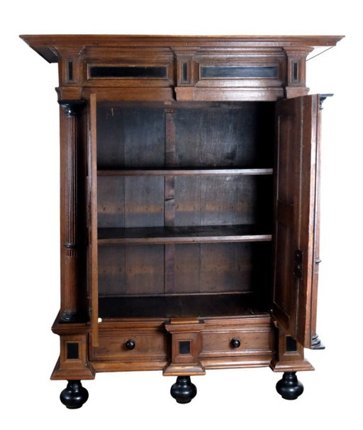 Cabinet à colonnes du 17e siècle, chêne vers 1610-1630