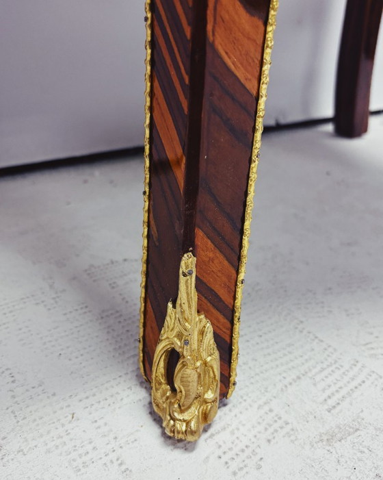 Cassettiera in Intarsio con Intarsi Stile Luigi XV – Green Square Antiques, Cassettiere, Metal, Vintage (photo 7 of 11)