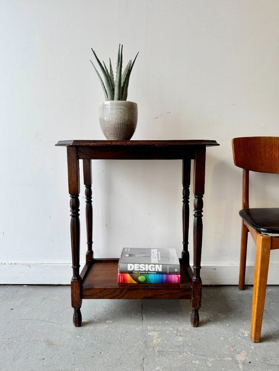 Image 1 of Mesa auxiliar antigua de madera con 2 niveles