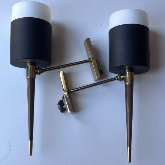 Image 1 of Paar Arlus Wandleuchten - Französisches Vintage-Design 1950er Jahre - Schwarzes Metall, Opalglas, Holz Und Messing