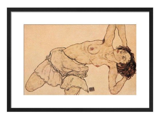 Image 1 of Mujer arrodillada y semidesnuda, inclinada hacia la izquierda