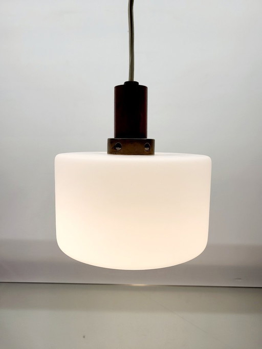 Lampe suspendue vintage en verre opalin, style scandinave, teck et laiton, années 1960
