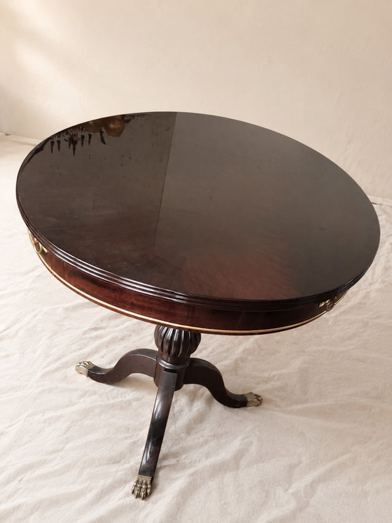 Uitschuifbare ovale tafel van gelakt mahoniehout met leeuwenpootjes en gouden details. – Eettafels, Wood (photo 3 of 6)