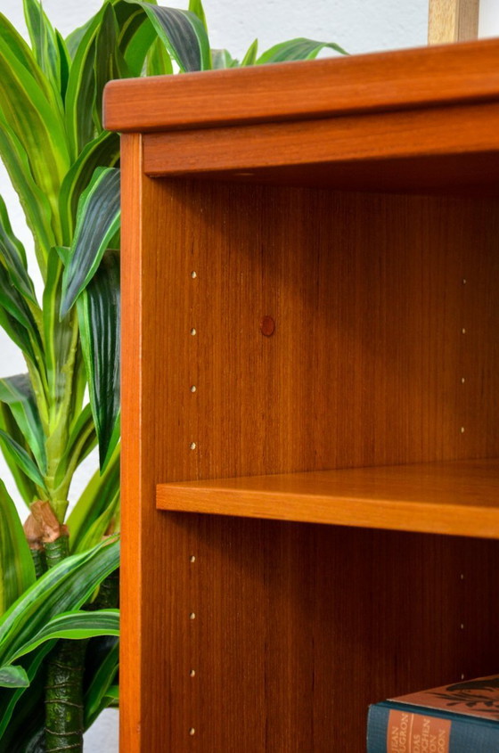 Image 1 of Mobile alto vintage in teak, con serratura, credenza, metà del secolo scorso, anni '70.