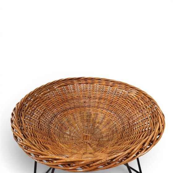 Image 1 of Pod Chairs – Een paar loungestoelen van rotan/riet op een metalen frame, 1970
