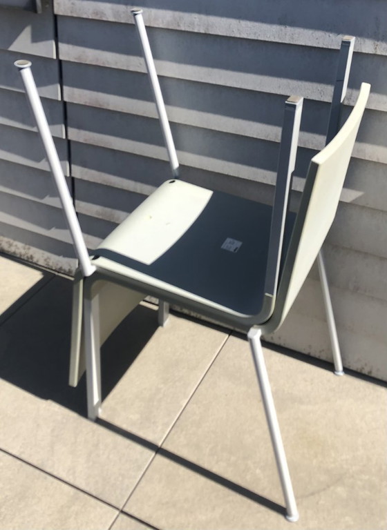 Image 1 of set van 2 grijze, comfortabele design-stoelen van het merk vitra. in goede staat