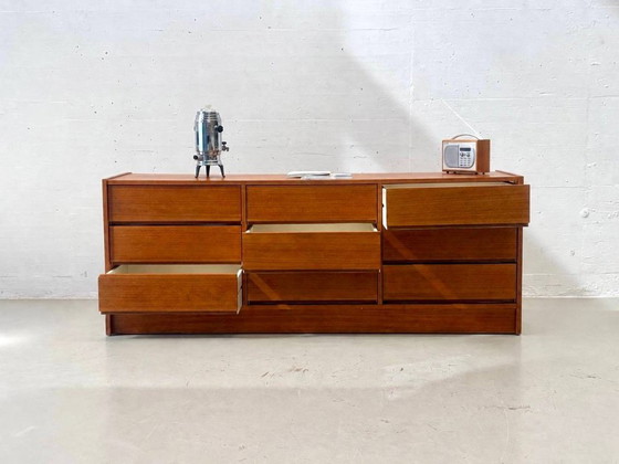 Cómoda larga danesa de teca de mediados de siglo, década de 1960. – Wood (photo 6 of 11)