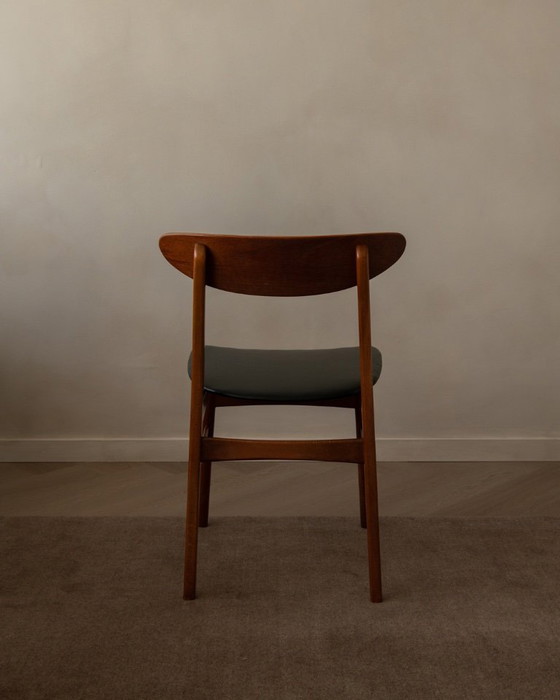 Image 1 of Ensemble de 6 chaises de salle à manger danoises vintage du milieu du XXe siècle · Teck et Skai noir