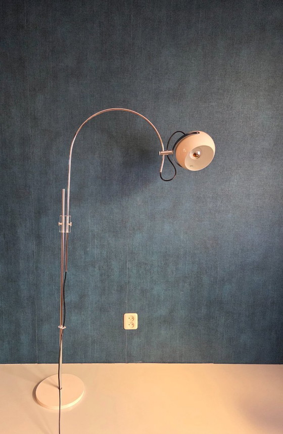 Image 1 of Lampadaire vintage - Lampe arquée avec globe | blanc crème - années 1970